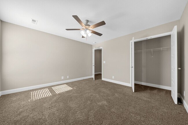 Building Photo - Luxury Meets Comfort: 5-Bed Beauty with Ch...