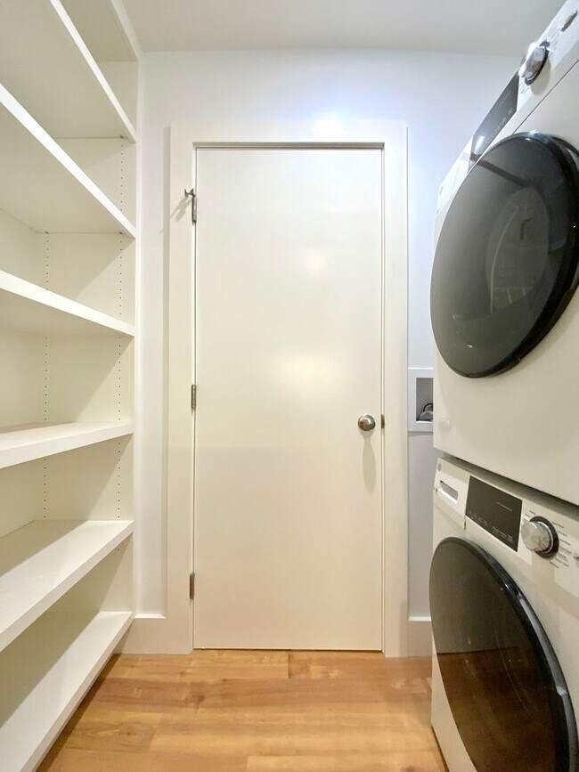 Building Photo - REMODELED 1BR in Haight! Yard Access. IN-UNIT LAUNDRY! DISHWASHER!