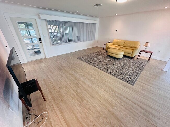 Building Photo - 3536 Belle Vista Dr E