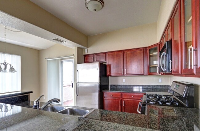 Building Photo - Beautiful 3 bedroom Condo