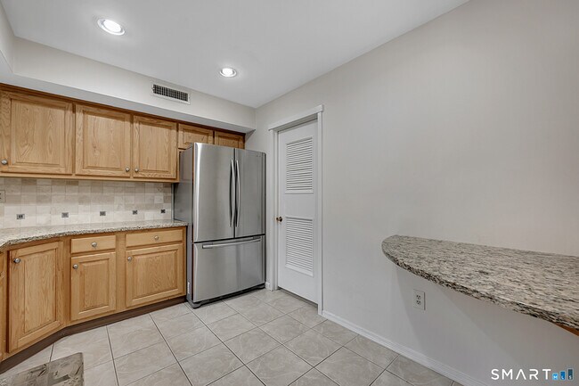 Building Photo - 17 Maple Ln