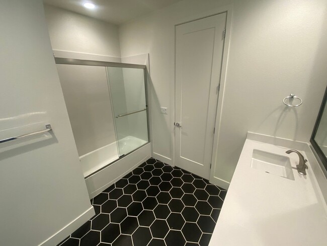 Building Photo - Modern Condo Living in the Heart of Alameda – Prime Location!