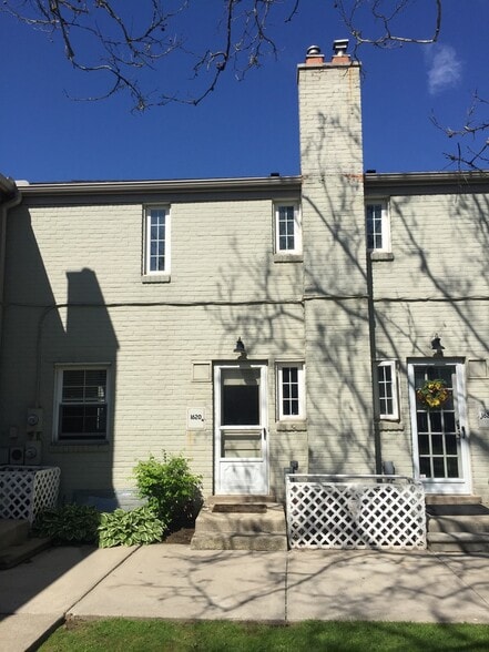 Back door to courtyard. - 1620 Graefield Rd