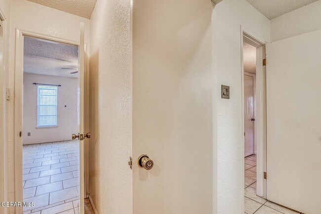 Building Photo - 6201 Escondido Dr