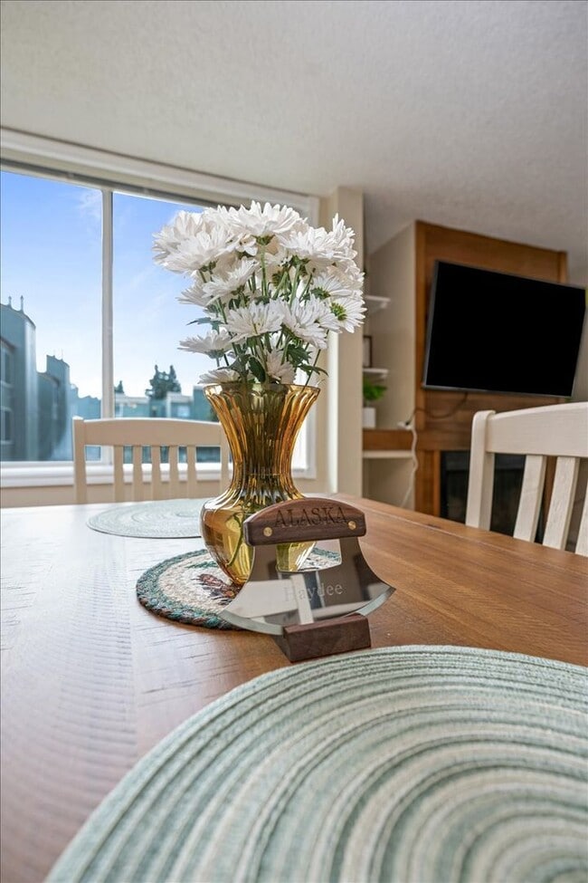 Building Photo - Charming Furnished Condo in Taku/Campbell ...