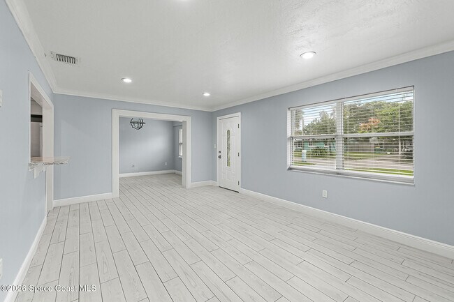 Building Photo - 719 6th St