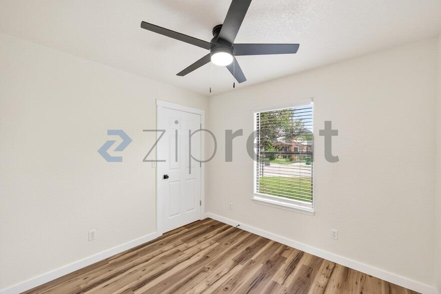 Building Photo - Unit