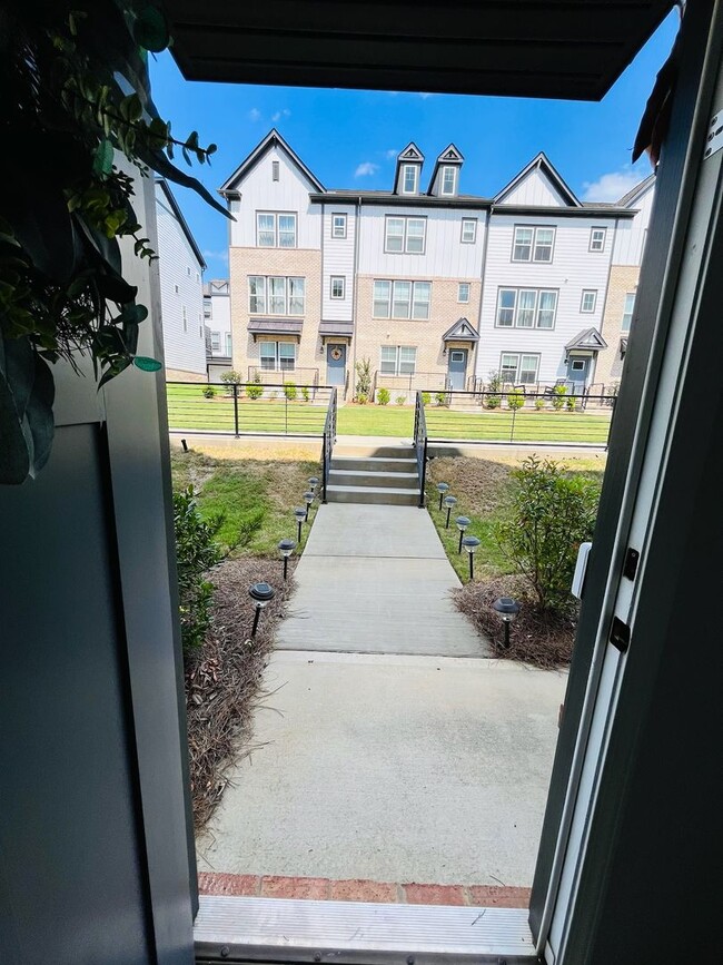 Building Photo - Beautiful 4BR Townhouse in Ballantyne