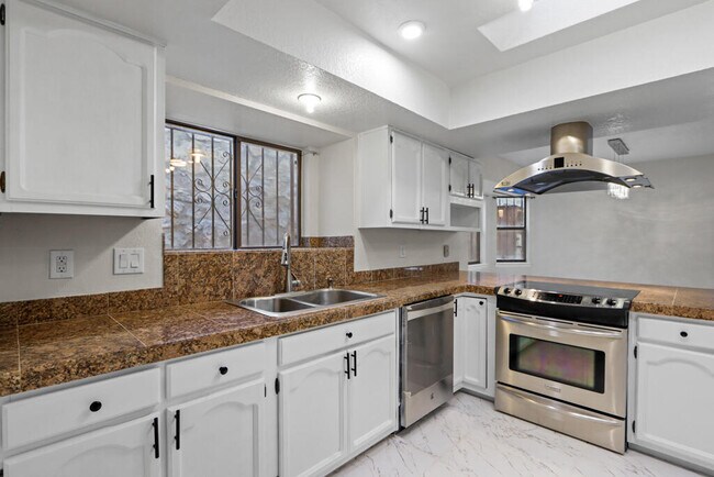 Building Photo - 8500 Mountain View Dr