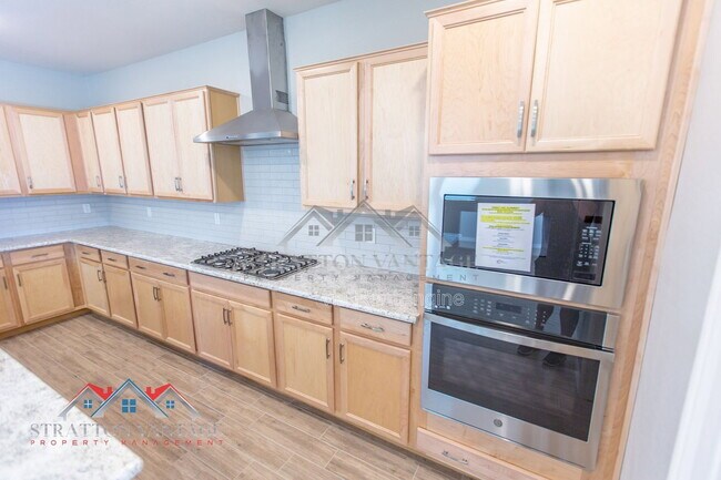 Building Photo - 15243 W Latham St