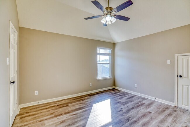 Building Photo - 17427 Stamford Oaks Dr