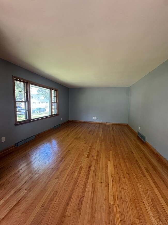 Building Photo - 3 bedroom, 2 bathrooms, 2 car garage-Ranch...