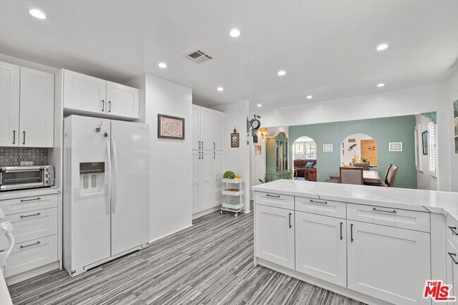 Building Photo - 471 S Clark Dr