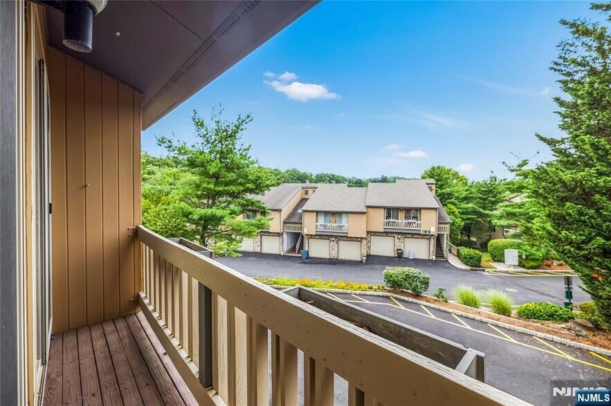 Building Photo - 8 Larkin Cir