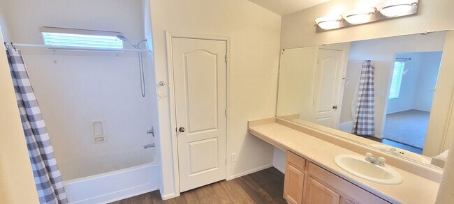 Building Photo - Circle Cross