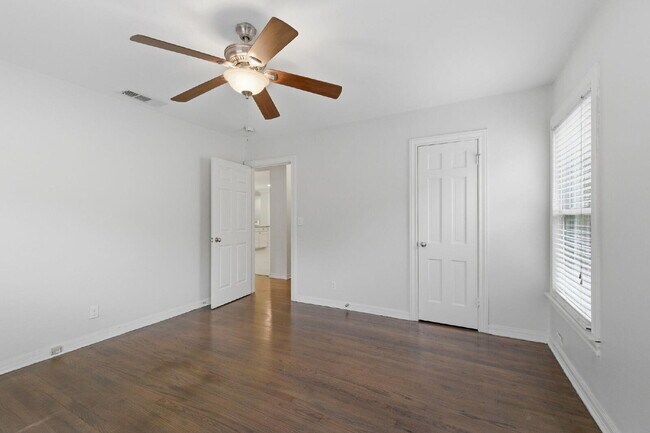 Building Photo - "Beautifully Maintained 3-Bedroom, 3-Bath Gem with Modern Updates, Spacious Living and Exceptiona...