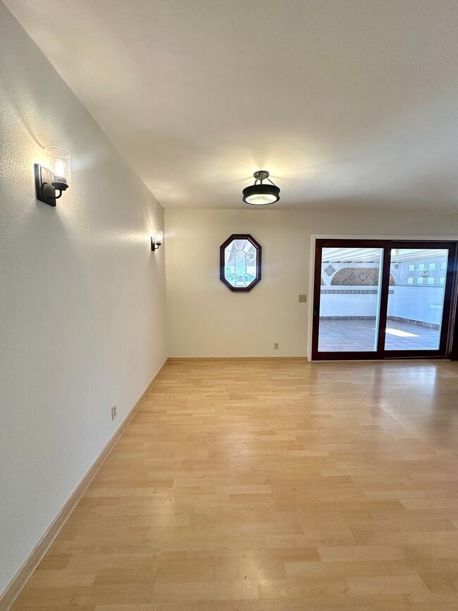 Building Photo - Desirable 4 bedroom home in Mountain View ...