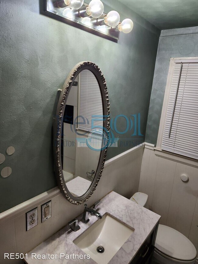 Building Photo - 2 br, 1 bath House - 320 S. Maple Street