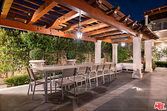 Building Photo - 718 N Rodeo Dr