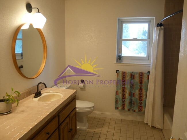 Building Photo - 1704 Summerhill Ct