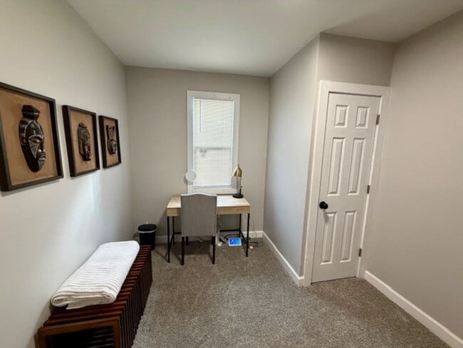 Building Photo - Fully Furnished And Updated 4 bedroom 2 ba...