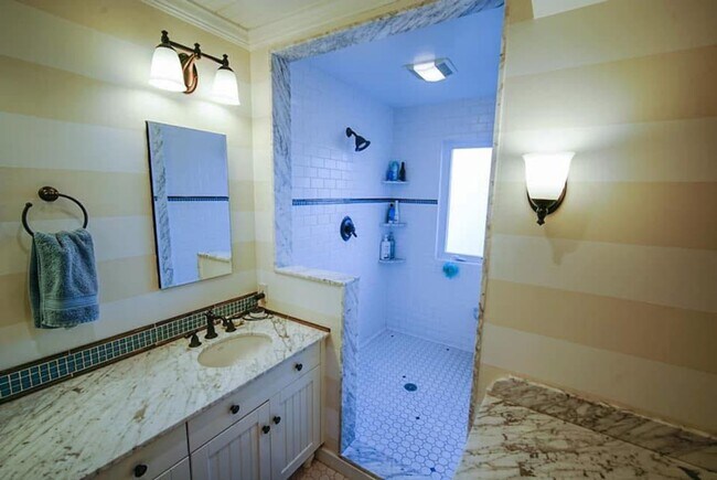 Building Photo - 3-bed, 2-bath GIANT townhouse + GARAGE, BA...
