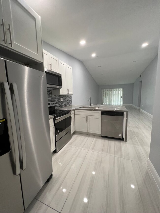 Building Photo - Corner Townehome 3Bed /2Bath