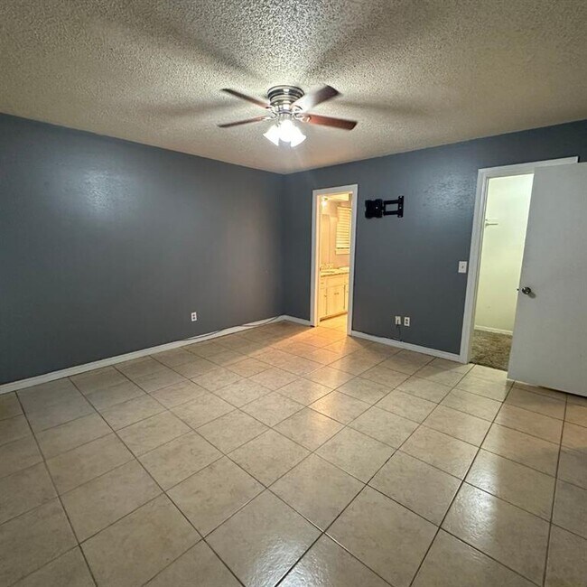 Building Photo - 6928 Woodlake Dr
