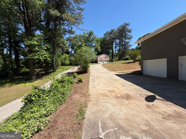 Building Photo - 3336 Camelot Dr NE