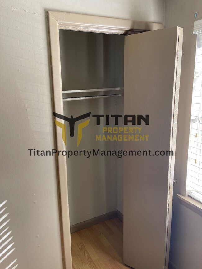 Building Photo - 2 Bed/1 Bath Townhouse with 2 Closets in Main Bedroom!