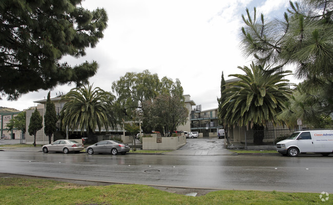 Building Photo - Golf Club Manor Apartments