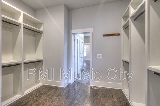 Building Photo - 1537B Battlefield Dr