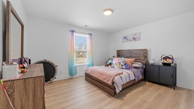 Building Photo - Introducing a charming 2-bedroom, 1-bathro...