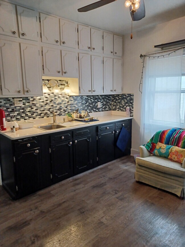 kitchen - 4013 N Prospect Ave
