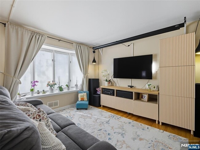 Building Photo - 197 Fairview Ave