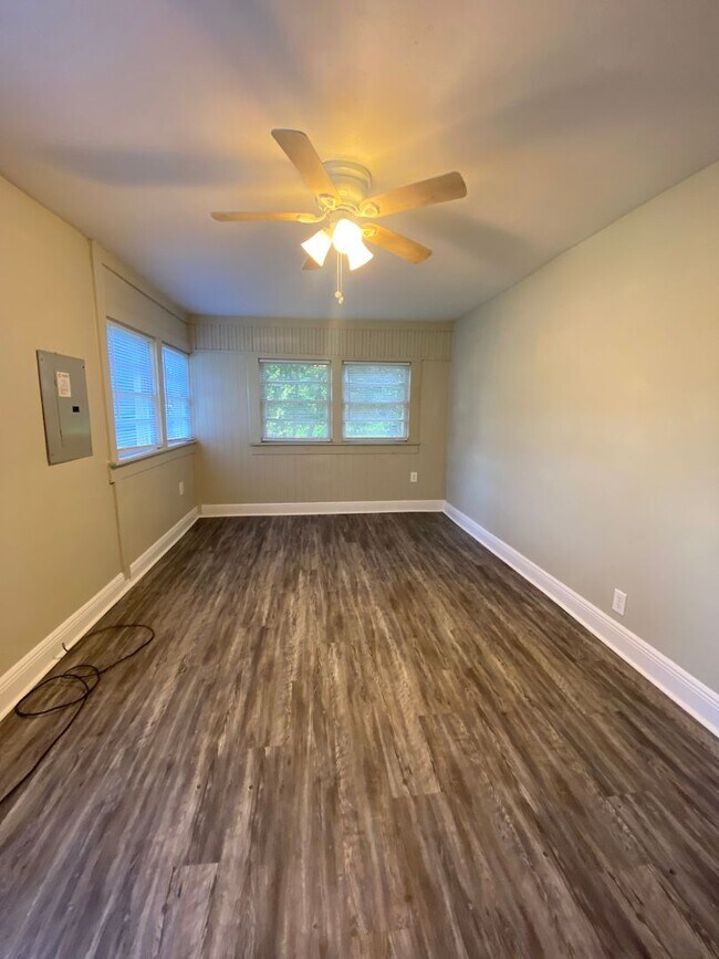 Building Photo - Walk to UF & Downtown!