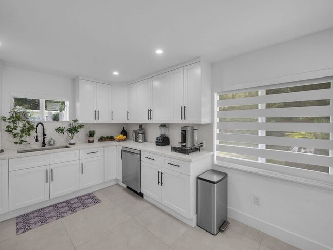 Building Photo - 520 NE 135th St