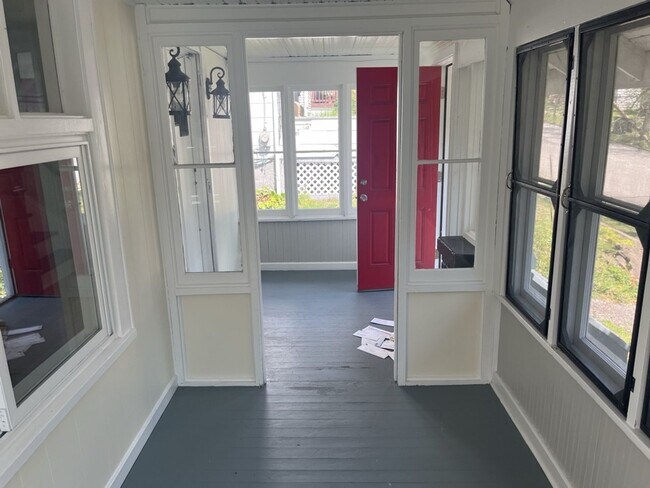 Building Photo - Charming 2-Bedroom Property in Prime Location
