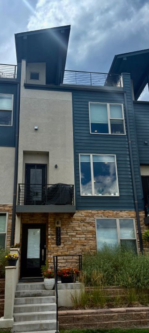 Building Photo - Modern 3 bed, 3.5 bath Townhome Blocks fro...