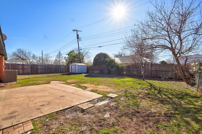 Building Photo - Charming Home with Fireplace & Fenced Back...