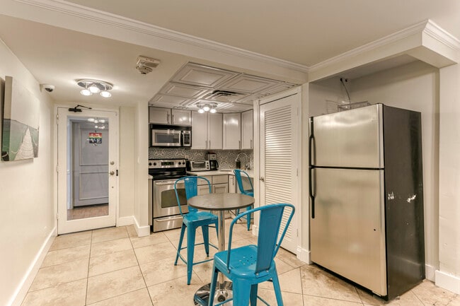 Building Photo - 2900 NE 30th St