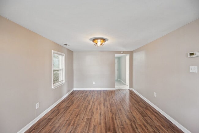 Building Photo - CHARMING 3 BEDROOM 1 BATH NEAR LITTLE CREEK & SHORE DR