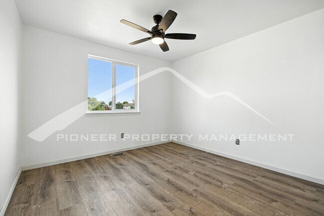 Building Photo - Spacious Home with Washer/Dryer and Centra...