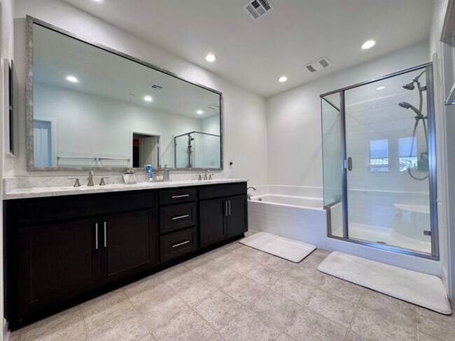 Building Photo - Elegant 4 Bedroom, 4.5 Bathroom Home with ...