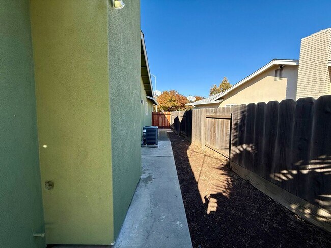 Building Photo - Single story home in established neighborhood!