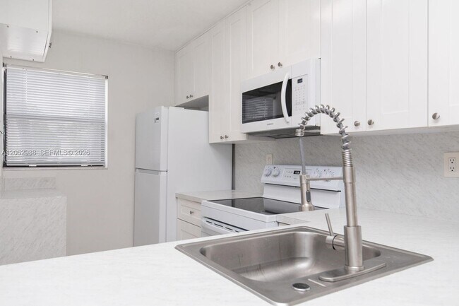 Building Photo - 6854 NW 173rd Dr