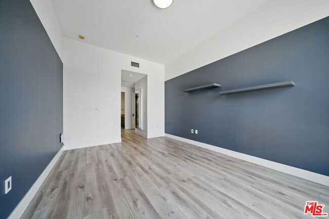 Building Photo - 3223 W 6th St
