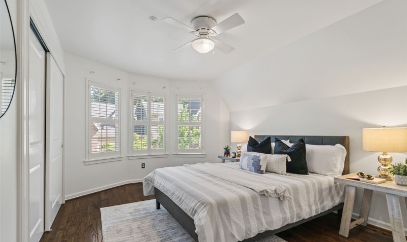 Building Photo - 1340 Bellevue Way SE