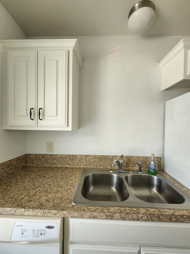 Building Photo - 3 bedroom 2 bath brick home