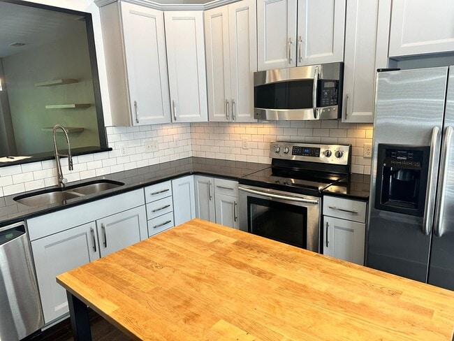 Building Photo - Amazing Three Bedroom Townhome in Southend!